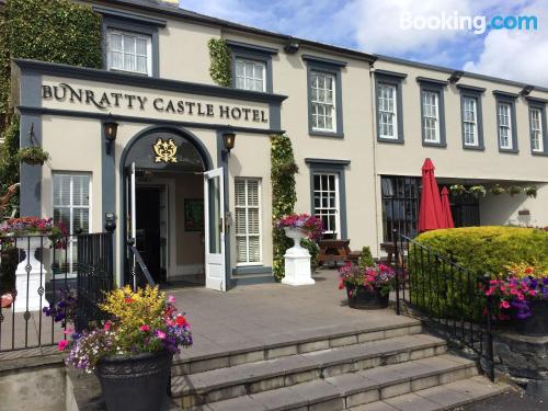 Apartamento para dos personas en Bunratty con piscina.