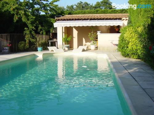 Petit appartement. Piscine et terrasse