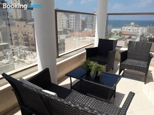 Breed appartement em Tel Aviv. Met wifi!.