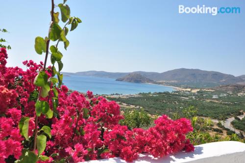 Apartamento con vistas y wifi en Palekastron y piscina