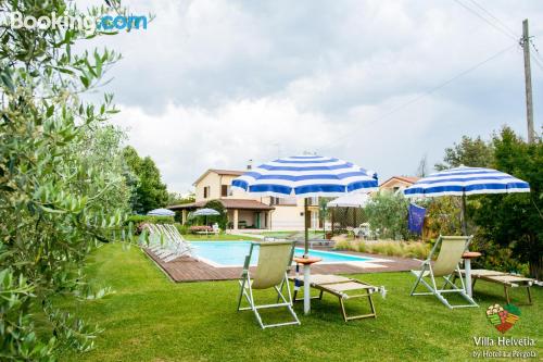 Apartamento con vistas con piscina.