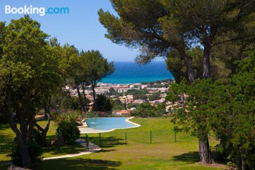 Swimming pool and wifi home in Six-Fours-les-Plages. Great for 6 or more