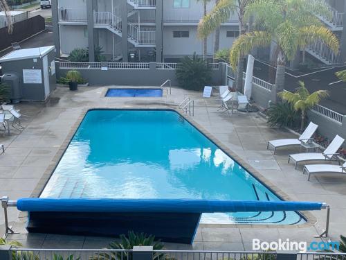 Apartamento con vistas con piscina.