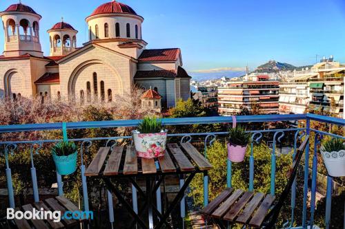 Cuco apartamento de dos dormitorios en Atenas