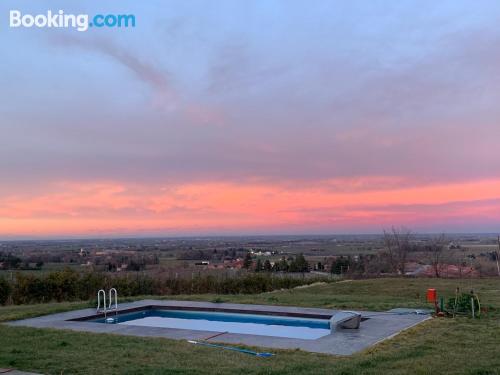 Cómodo apartamento con piscina con internet.