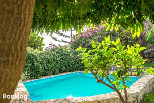 Appartement avec piscine. Terrasse et Wifi!