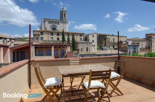 Appartement avec terrasse et wifi à Gérone. Près de toutes les attractions!.