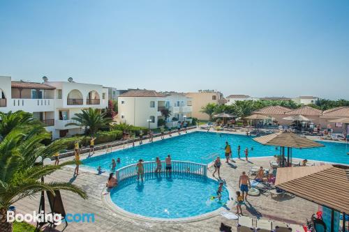 Apartamento em Kardamaina. Terraço e piscina