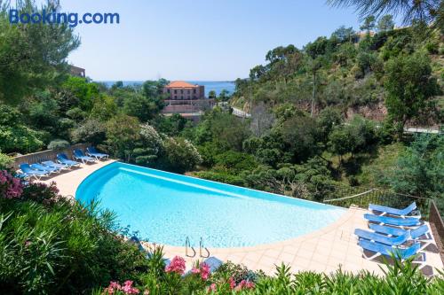 Apartamento para familias en Théoule-sur-Mer con piscina