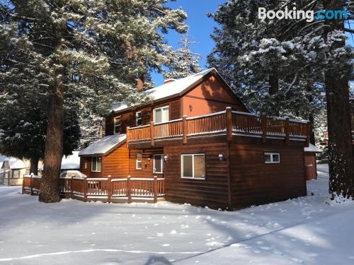 Apartamento de 141m2 em Big Bear Lake. Internet e terraço