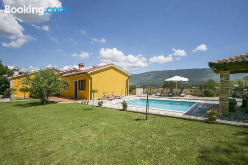 Apartamento para 5 ou mais. Terraço e piscina.