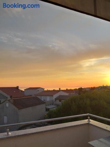 Appartement avec terrasse. Piscine!