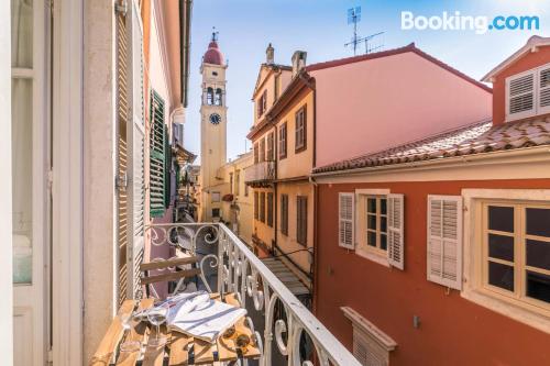 Aconchegante apartamento em Corfu Town. Ar condicionado!