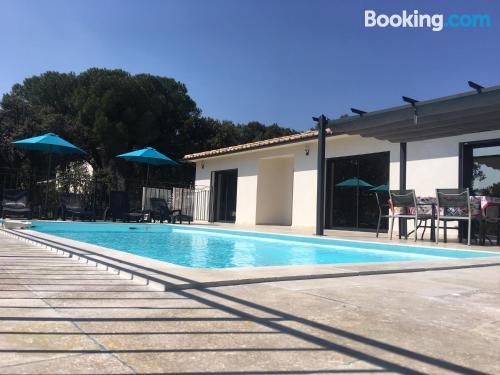 Confortável apartamento com três quartos. Terraço e piscina.