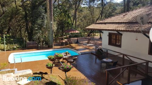 Apartamento com piscina em Monte Verde