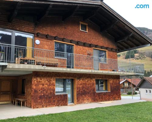 Appartement avec terrasse dans le centre-ville de Mellau.