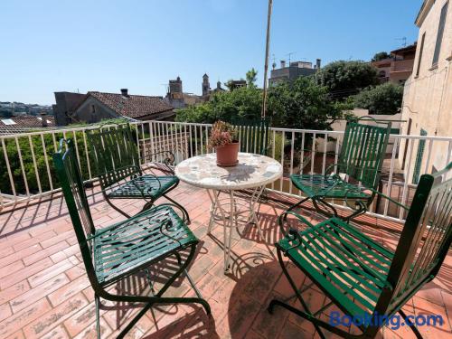 Appartement de trois chambres. Terrasse et Wifi!