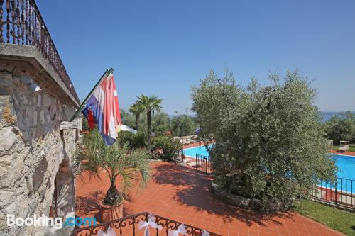 Soiano del Lago est votre. Avec terrasse!