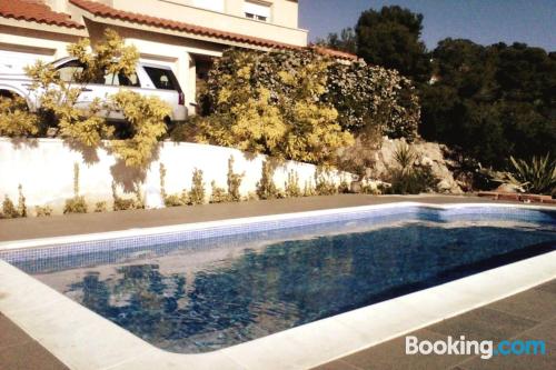 Appartamento con piscina e terrazza. Con 3 camere.