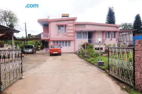 Minime appartement à Madikeri, dans une excellente position.