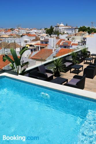 Apartamento com internet. Terraço e piscina.