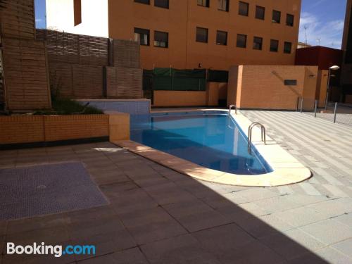 Apartamento com piscina e ar condicionado. Ideal para grupos