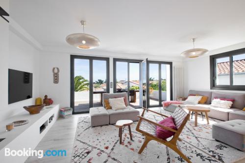 Apartamento com terraço. Numa posição central!