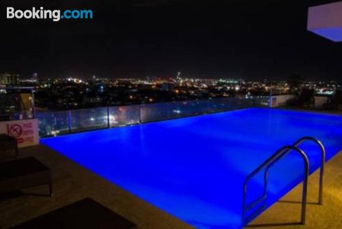 Apartamento con terraza con piscina.