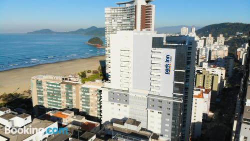 Apartamento con terraza y conexión a internet en Santos para dos personas