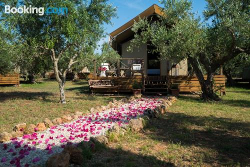 Cómodo apartamento en Marathopolis con vistas y wifi.