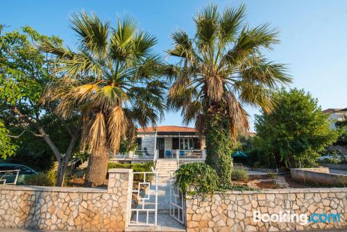 Confortable appartement dans une excellente position. Terrasse!