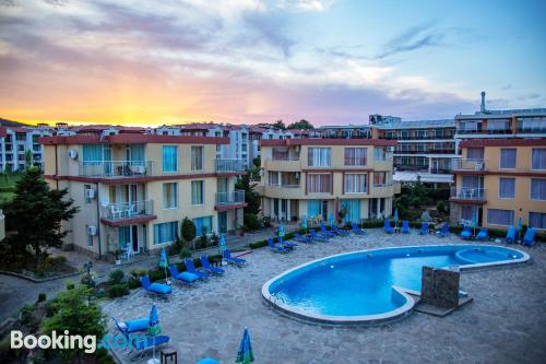 Appartement avec piscine et terrasse. À Sozopol