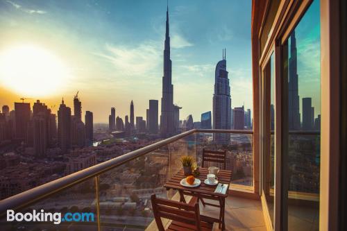 Appartement avec terrasse et Internet à Dubai, avec l'air concdetionné!