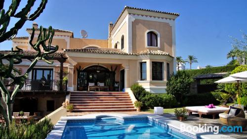 Marbella à vos pieds. Piscine et terrasse