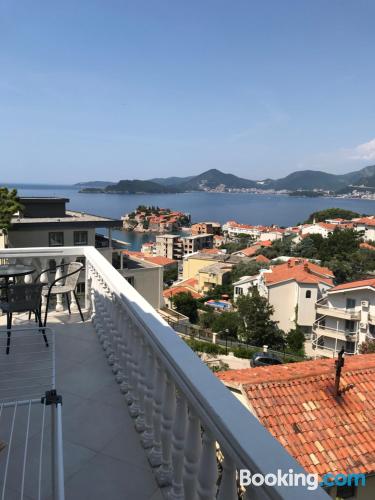 Ferienwohnung mit Terrasse. In Sveti Stefan