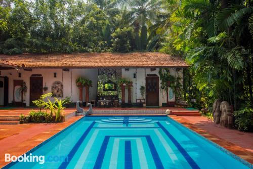 Appartement avec piscine et climatisation. À Alibaug