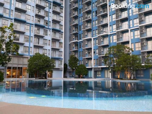 Apartamento para duas pessoas à Phetchaburi. Ar condicionado!.