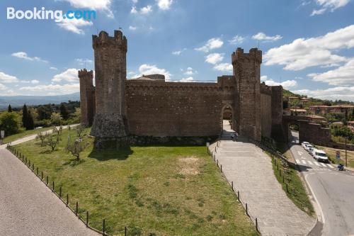 Appartamento con terrazza. Montalcino è in attesa!