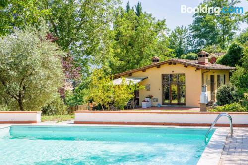 Appartement avec piscine. Géant!