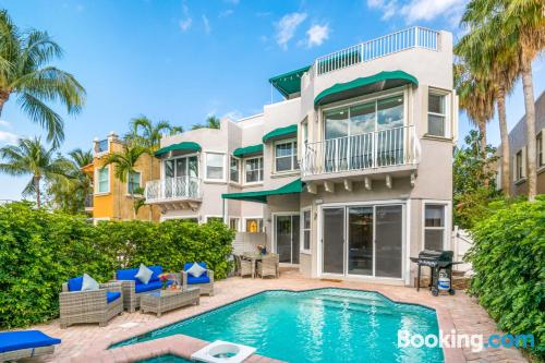 Apartamento com terraço, perto de todas as atrações de Fort Lauderdale.