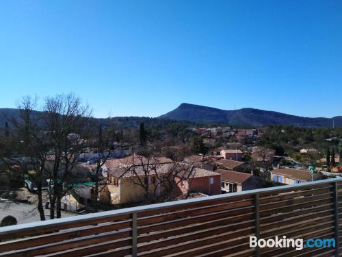 Dans le centre et terrasse à Rocbaron. Avec climatisation!