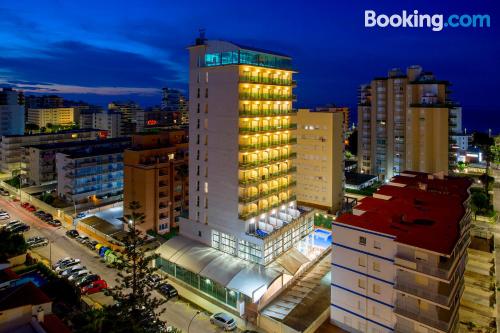 Apartamento con terraza y conexión a internet en Gandía. ¡Apto para mascotas!