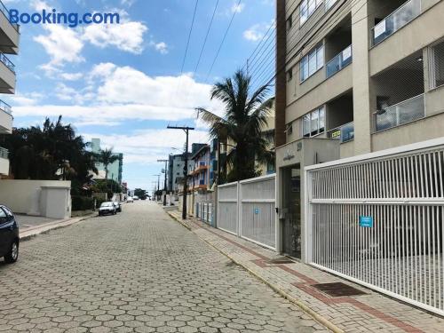 Apartamento de 64m2 em Bombinhas. Numa posição central.