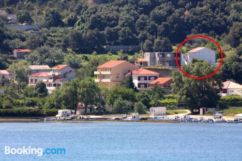 Aconchegante apartamento em Supetarska Draga.