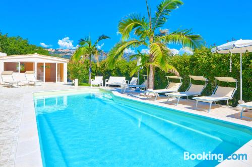 Appartement à Costarainera. Piscine et terrasse