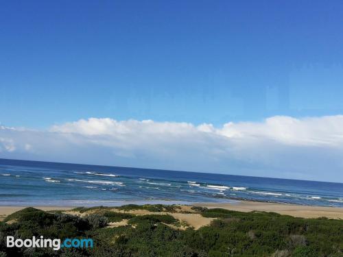 Spacieux appartement à Jeffreys Bay. Terrasse et internet!.