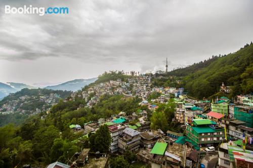 Gezellig app. Gangtok aan zijn voeten!.