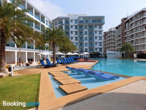 Cuco apartamento en Rayong con piscina.