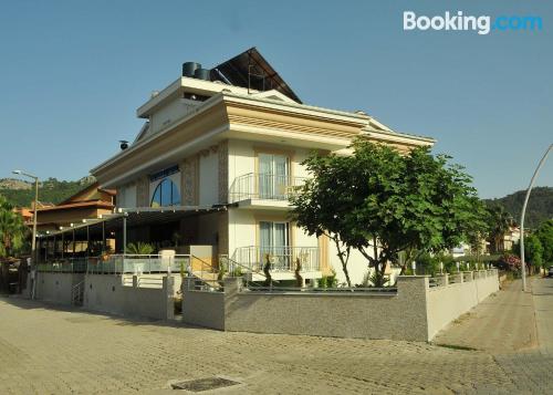 Appartement avec piscine. Terrasse et internet!.