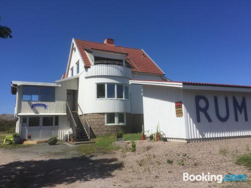 Klein Wohnung in Kungshamn. Internet und Terrasse